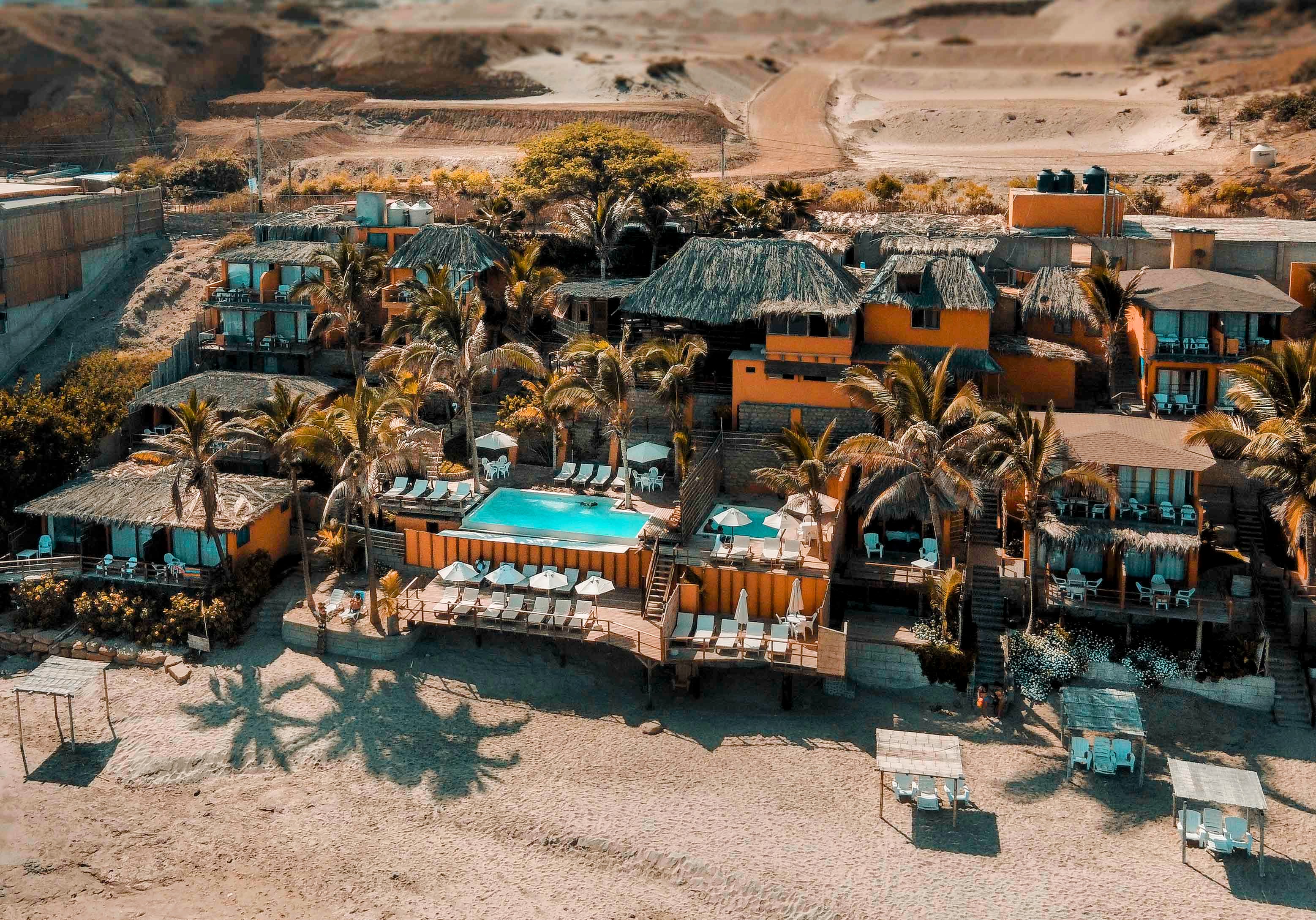 Vista aérea de Peña Linda Bungalows en Vichayito